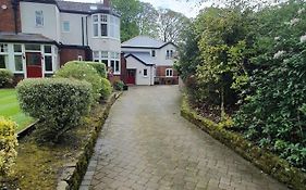 Churstonbnb, Private Flat Within Family Home, Bolton