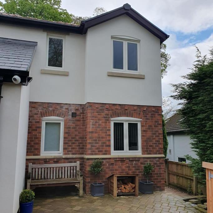 Churstonbnb, Private Flat Within Family Home, Bolton Lostock Exterior photo